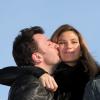 Michaël Youn embrasse Isabelle Funaro pendant le photocall du Festival du film de comédie à l'Alpe d'Huez le 17 janvier 2013.