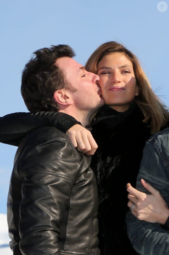 Michaël Youn embrasse Isabelle Funaro pendant le photocall du Festival du film de comédie à l'Alpe d'Huez le 17 janvier 2013.