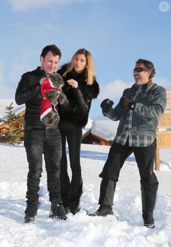 Michaël Youn, Isabelle Funaro et José Garcia avec un chien pendant le photocall du Festival du film de comédie à l'Alpe d'Huez le 17 janvier 2013.