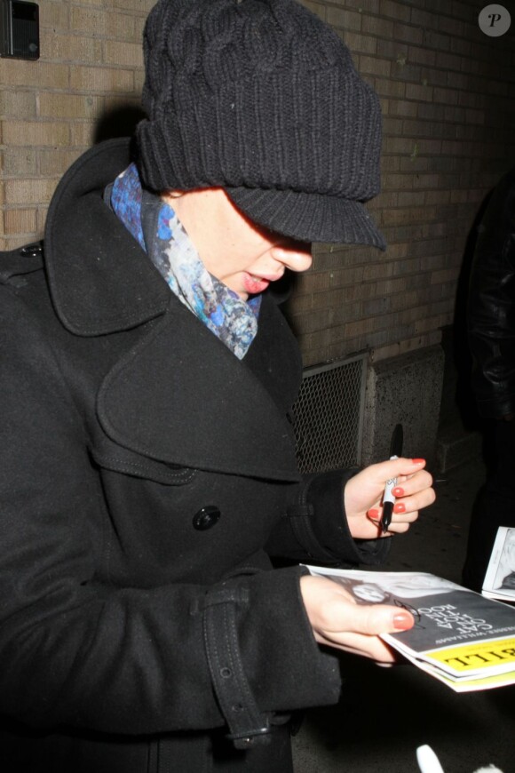 Scarlett Johansson signe des autographes à New York, le 4 janvier 2013.