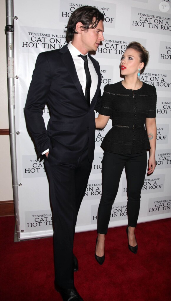 Benjamin Walker et Scarlett Johansson à la soirée de lancement de "La chatte sur un toit brûlant", à New York le 17 janvier 2013.