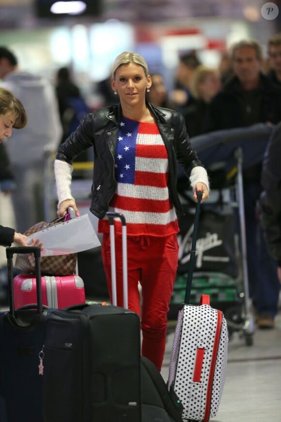 Amélie affiche un pull avec la drapeau des Etats-Unis à l'aéroport de Roissy le 13 janvier 2013 avant de s'envoler vers Miami afin de participer à la saison 5 des Anges de la Télé-Réalité en Floride.