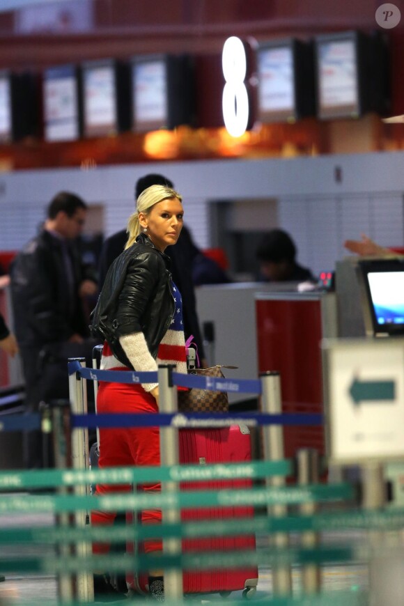 Amélie (Secret Story 4) à l'aéroport de Roissy le 13 janvier 2013 afin de participer à la saison 5 des Anges de la Télé-Réalité en Floride.