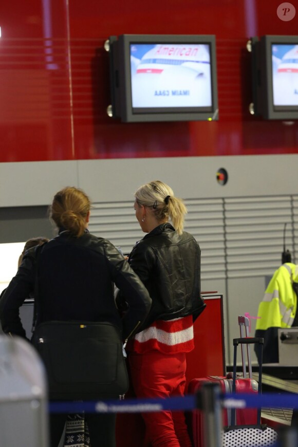 Amélie (Secret Story 4) à l'aéroport de Roissy le 13 janvier 2013 afin de participer à la saison 5 des Anges de la Télé-Réalité en Floride.