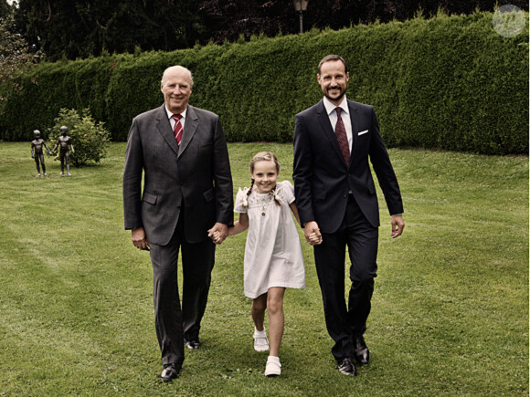 Portrait de la princesse Ingrid Alexandra de Norvège pour ses 9 ans (qu'elle a fêtés le 21 janvier 2013), entourée de son grand-père le roi Harald V et de son père le prince Haakon.