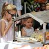 Ben Affleck et ses filles Violet et Seraphina qui découvrent des produits bio au Farmers market, à Los Angeles, le 20 janvier 2013