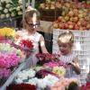 Ben Affleck et ses filles Violet et Seraphina, au Farmers market, à Los Angeles, le 20 janvier 2013. Les filles ont choisi un bouquet pour leur maman