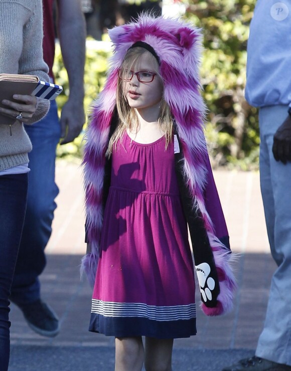 Jennifer Garner va faire du shopping chez Fred Segal avec sa fille Violet à Santa Monica, le 21 janvier 2013. Violet porte un chapeau en forme de chat, violet et rose adorable, façon Chat du Cheshire dans Alice au Pays des merveilles.