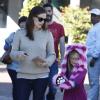 Jennifer Garner va faire du shopping chez Fred Segal avec sa fille Violet à Santa Monica, le 21 janvier 2013. Violet porte un chapeau en forme de chat, violet et rose.