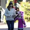 Jennifer Garner va faire du shopping chez Fred Segal avec sa fille Violet à Santa Monica, le 21 janvier 2013. Violet porte un chapeau en forme de chat, violet et rose.