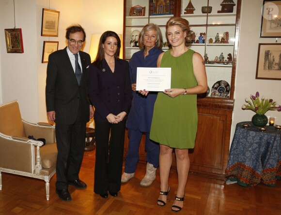 La princesse Marie de Danemark remettait le 21 janvier 2013 à l'ambassade de Belgique à Copenhague le Prix littéraire des Ambassadeurs à Sissel-Jo Gazan.