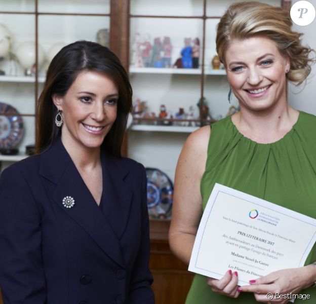 La princesse Marie de Danemark lors de la remise le 21 janvier 2013 à l'ambassade de Belgique à Copenhague le Prix littéraire des Ambassadeurs à Sissel-Jo Gazan.