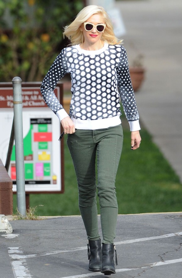 Gwen Stefani, rockstar et maman stylée à Los Angeles, porte des lunettes Karen Walker avec un sweater blanc et noir à poids, un pantalon slim vert kaki et des bottines noires. Le 23 janvier 2013.