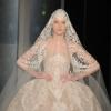 Une magnifique robe de mariée concluait le défilé Elie Saab haute couture printemps-été 2013 au Pavillon Cambon. Paris, le 23 janvier 2013.