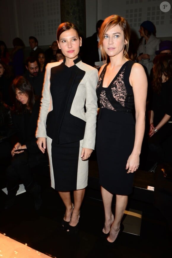 Les actrices Virginie Ledoyen et Marie-Josée Croze assistent au défilé haute couture printemps-été 2013 d'Elie Saab au Pavillon Cambon. Paris, le 23 janvier 2013.
