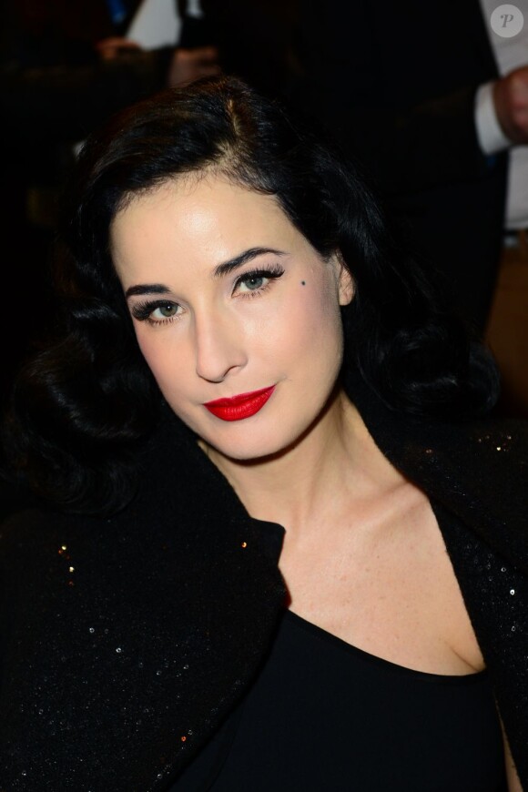 Dita Von Teese, très en beauté lors du défilé haute couture printemps-été 2013 d'Elie Saab au Pavillon Cambon. Paris, le 23 janvier 2013.