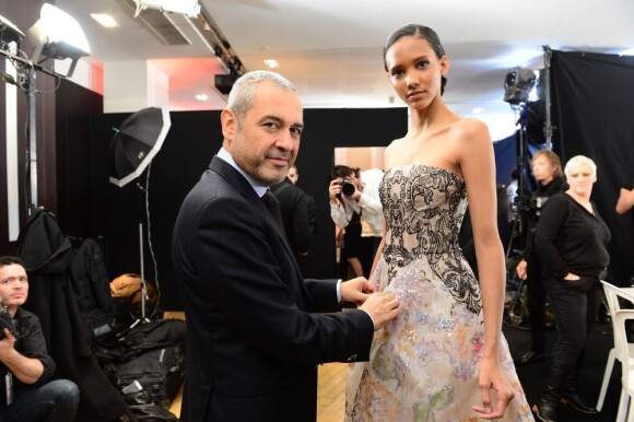 Le couturier libanais Elie Saab s'affaire dans les coulisses de son défilé haute couture printemps-été 2013 au Pavillon Cambon. Paris, le 23 janvier 2013.