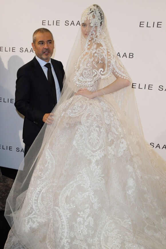 Le couturier Elie Saab et sa mariée haute couture dans les coulisses de son défilé printemps-été 2013 au Pavillon Cambon. Paris, le 23 janvier 2013.