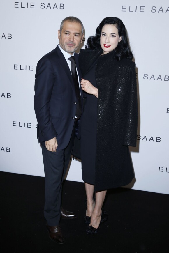 Elie Saab et Dita Von Teese dans les coulisses du défilé haute couture printemps-été 2013 du créateur libanais au Pavillon Cambon. Paris, le 23 janvier 2013.
