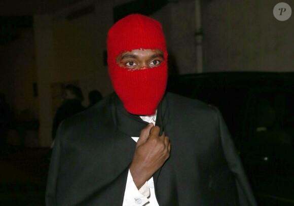 Kanye West, en vengeur masqué, effectue une arrivée remarquée au défilé haute couture Maison Martin Margiela printemps-été 2013 à Paris. Le 23 janvier 2013.