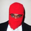 Kanye West, masqué grâce à une cagoule rouge, assiste au défilé haute couture Maison Martin Margiela printemps-été 2013 à Paris. Le 23 janvier 2013.