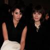 Les actrices Rachida Brakni et Marina Hands assistent au défilé haute couture Maison Martin Margiela printemps-été 2013 à Paris. Le 23 janvier 2013.