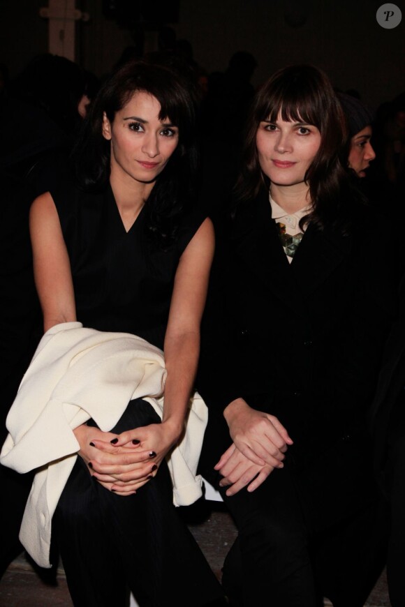 Les actrices Rachida Brakni et Marina Hands assistent au défilé haute couture Maison Martin Margiela printemps-été 2013 à Paris. Le 23 janvier 2013.