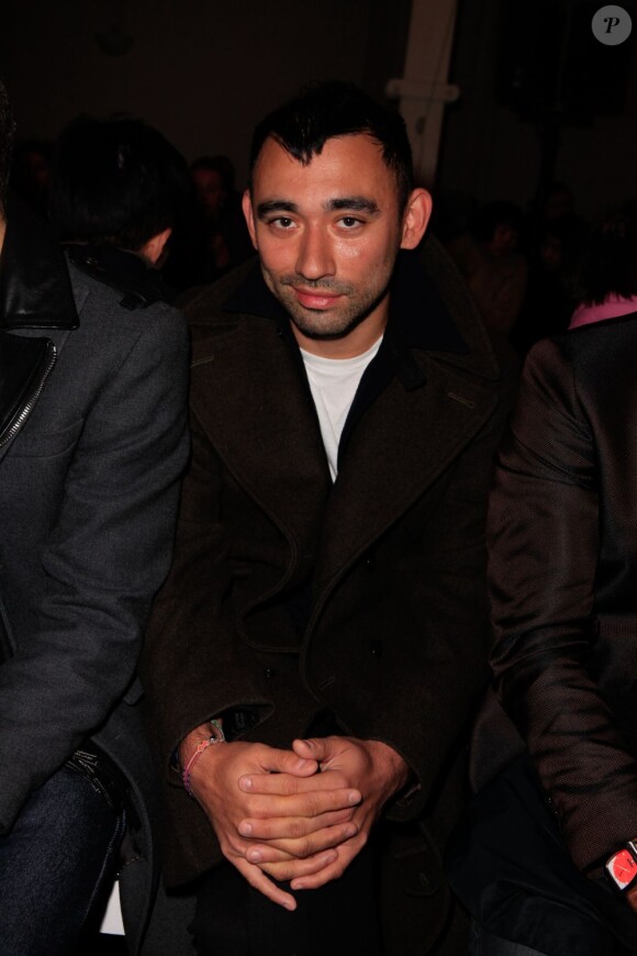 Nicola Formichetti, styliste/directeur artistique de Mugler et proche de Lady Gaga, assiste au défilé haute couture Maison Martin Margiela printemps-été 2013 à Paris. Le 23 janvier 2013.