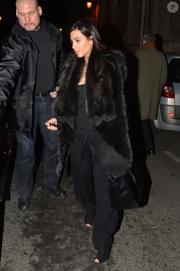 Pendant ce temps, c'est seule que Kim Kardashian quitte le restaurant italien Findi. Paris, le 23 janvier 2013.
