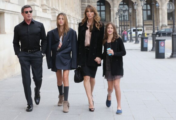 Sylvester Stallone, sa femme Jennifer Flavin et leurs filles Sistine et Scarlet quittent l'hôtel Crillon pour aller visiter le musee des Arts Décoratifs à Paris, le 22 novembre 2012.
