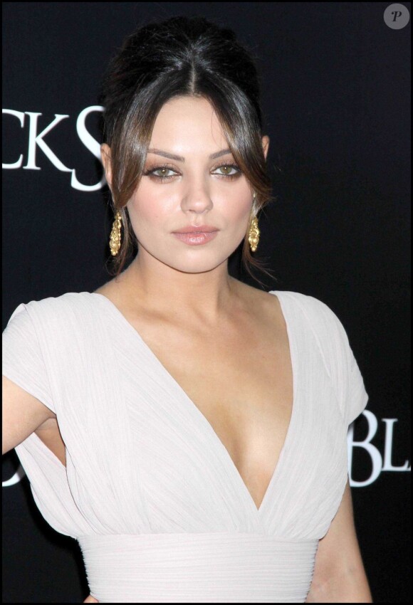 La superbe Mila Kunis, ici pour la première de Black Swan à New York (30 novembre 2010), pourrait tenir le rôle féminin principal de l'adaptation Fifty Shades of Grey. C'est en tout cas ce qu'elle souhaite.