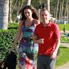 Le comédien Frankie Muniz et sa fiancée Elycia Turnbow se promènent à Hawaï, le 24 janvier 2013.