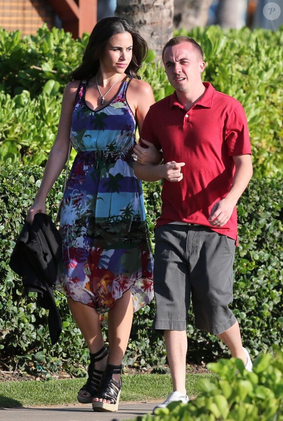 L'acteur Frankie Muniz et sa fiancée Elycia Turnbow se promènent à Hawaï, le 24 janvier 2013.