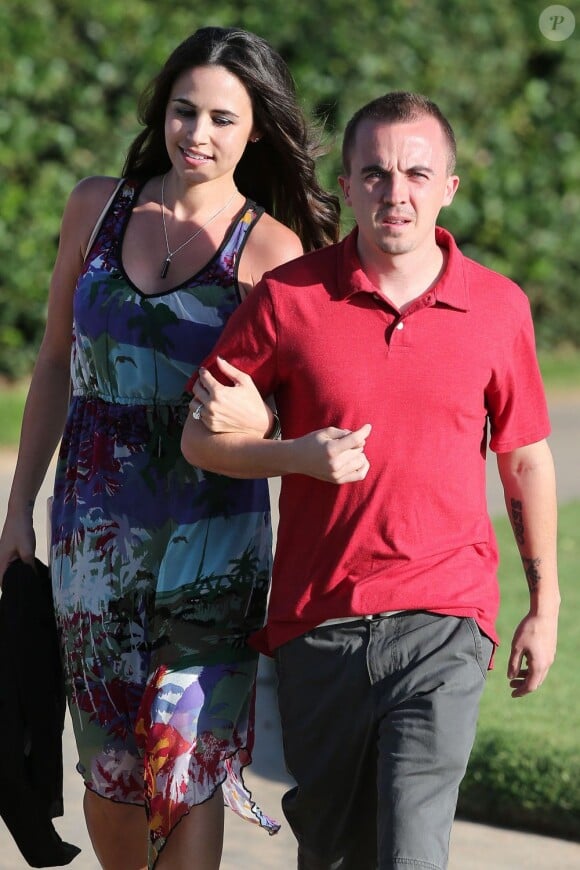 Frankie Muniz (Malcolm) et sa fiancée Elycia Turnbow se promènent à Hawaï, le 24 janvier 2013.