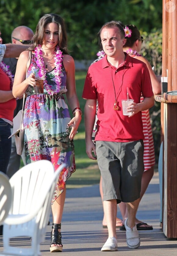 Frankie Muniz et sa fiancée la jolie Elycia Turnbow se promènent à Hawaï, le 24 janvier 2013.