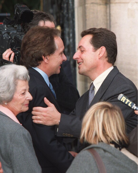 Nicolas Sarkozy et Michel Sardou lors de son mariage civil avec Anne-Marie Périer le 22 octobre 2007 à Neuilly-sur-Seine.