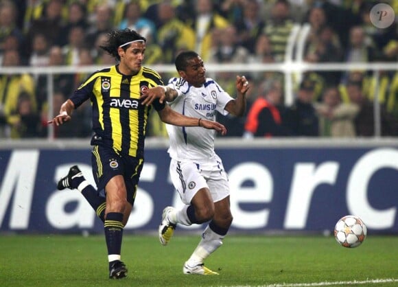 Önder Turaci en avril 2008, lors d'un quart de finale de Ligue des Champions avec Fenerbahçe face au Chelsea de Florent Malouda.
Seulement 4 mois après son mariage avec le footballeur Önder Turaci, la Miss Bruxelles Ayse Ozdemir, 19 ans, demande le divorce et raconte avoir été battue par son compagnon.