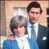 Diana Spencer et le prince Charles de Galles pris en photo le 24 février 1981 pour leurs fiançailles.