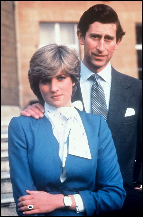 Diana Spencer et le prince Charles de Galles pris en photo le 24 février 1981 pour leurs fiançailles.