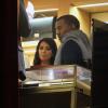 Kim Kardashian enceinte et Kanye West font du shopping dans la rue Saint Honoré à Paris, le 25 janvier 2013. Ils sont allés chez Hermès, Cartier, Lanvin et Ermanno Scervino.