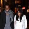 Kim Kardashian enceinte et souriante et Kanye West font du shopping rue Saint Honoré à Paris, le 25 janvier 2013. Ils sont allés chez Hermès, Cartier, Lanvin et Ermanno Scervino.