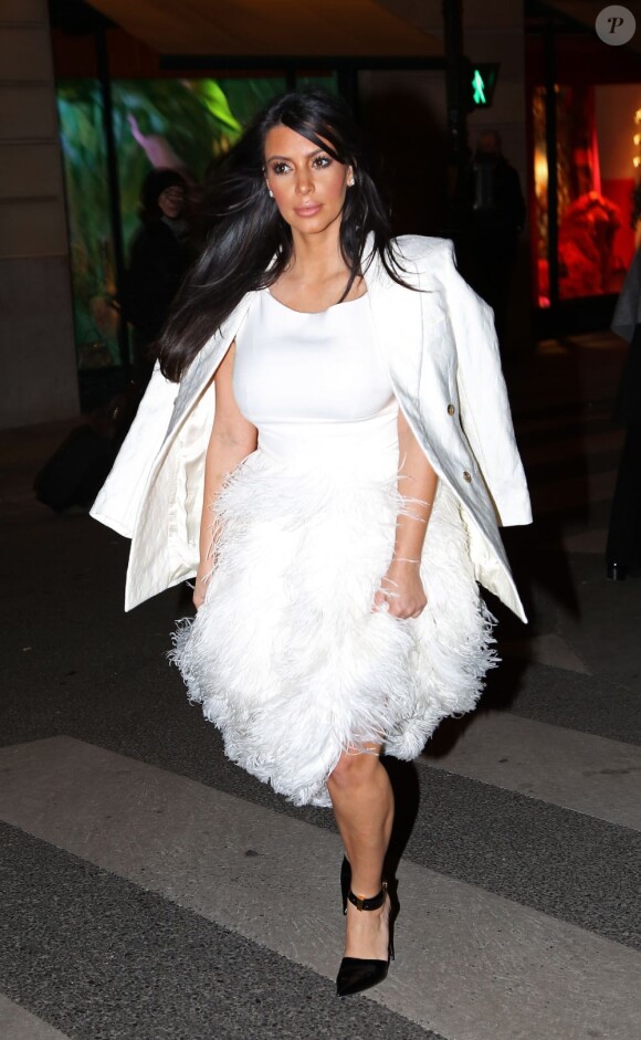 La jolie Kim Kardashian enceinte et Kanye West font du shopping rue Saint Honoré à Paris, le 25 janvier 2013. Ils sont allés chez Hermès, Cartier, Lanvin et Ermanno Scervino.