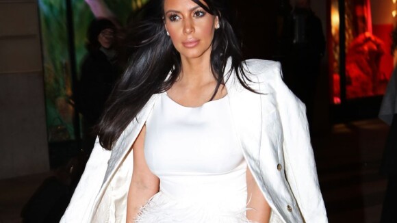 Kim Kardashian : Peu vêtue, elle arpente les boutiques à Paris avec Kanye West