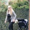 Elizabeth Berkley se rend chez des amis avec son fils Sky à West Hollywood le 25 Janvier 2013
