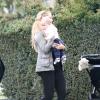 Elizabeth Berkley se rend chez des amis avec son fils Sky à West Hollywood le 25 Janvier 2013
