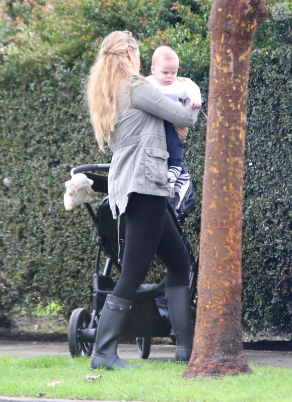 L'actrice Elizabeth Berkley se rend chez des amis avec son fils Sky à West Hollywood le 25 Janvier 2013