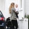 La comédienne Elizabeth Berkley se rend chez des amis avec son fils Sky à West Hollywood le 25 Janvier 2013