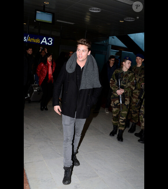 Bastian Baker arrive à l'aéroport de Nice, avant de filer vers Cannes pour les NRJ Music Awards, le 25 janvier 2013.
