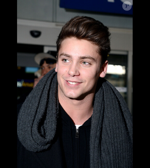 Bastian Baker arrive à l'aéroport de Nice, avant de filer vers Cannes pour les NRJ Music Awards, le 25 janvier 2013.