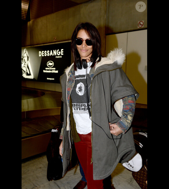 Shy'm arrive à l'aéroport de Nice, avant de filer vers Cannes pour les NRJ Music Awards, le 25 janvier 2013.